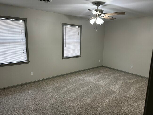 Building Photo - 905 W Jackson St