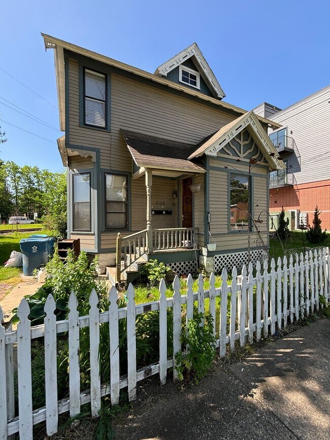 Building Photo - 3 BR/ 1 Bathroom - Stuart Neighborhood