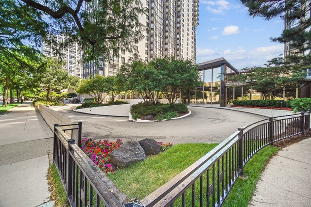 Building Photo - 5701 N Sheridan Rd