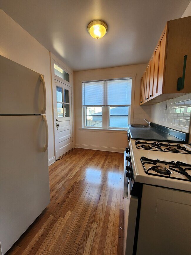Building Photo - 3348-1 W Sunnyside 1bed/1bath