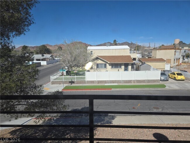 Building Photo - 805 Utah St