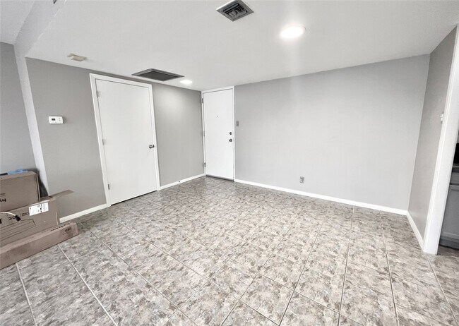 Building Photo - 2016 Main St