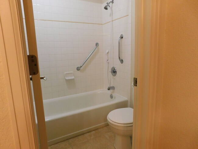 Building Photo - Spacious Home in Dove Creek Sub-Division