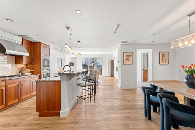 Primary Photo - Gorgeous 2 bed, 3 bath Condo w/ 2 Car Gara...