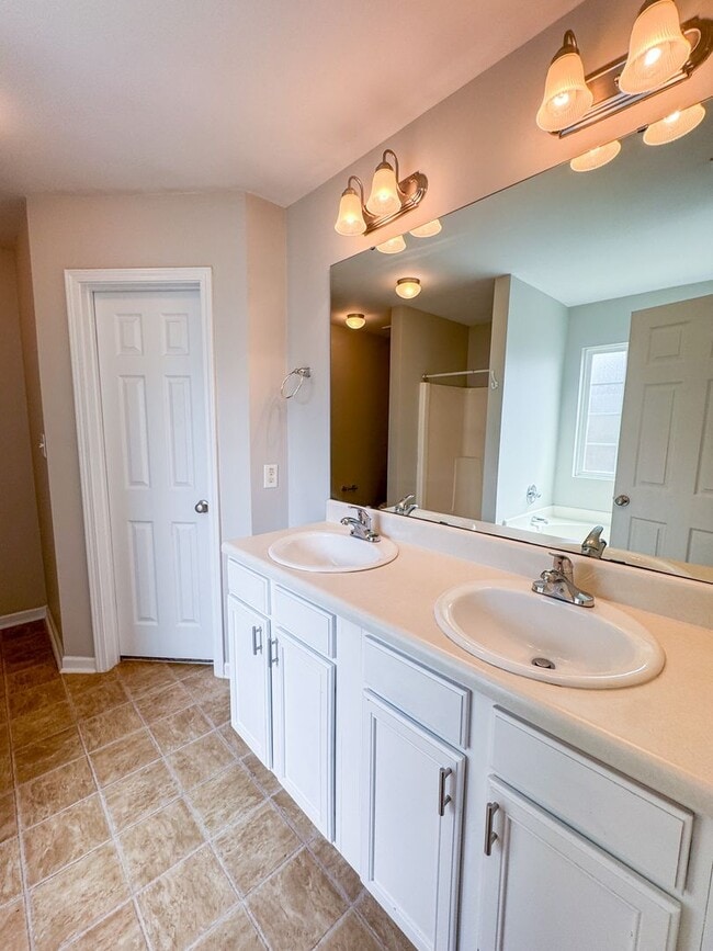 Building Photo - Charming 3 Bed 2 Bath Home in Hope Mills