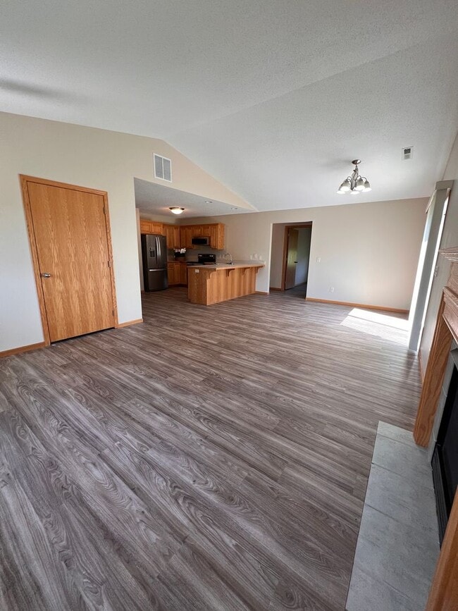 Building Photo - 938 E 6th St