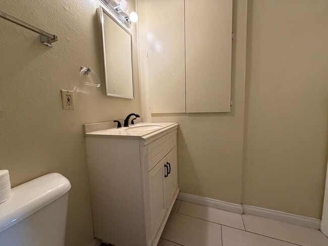 Building Photo - Beautiful home look, 4-plex, across from UNLV
