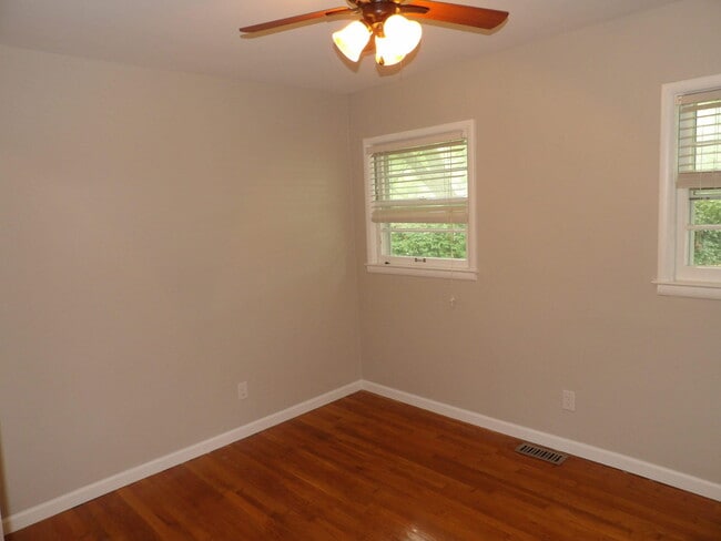 Building Photo - 286 Zandale Dr