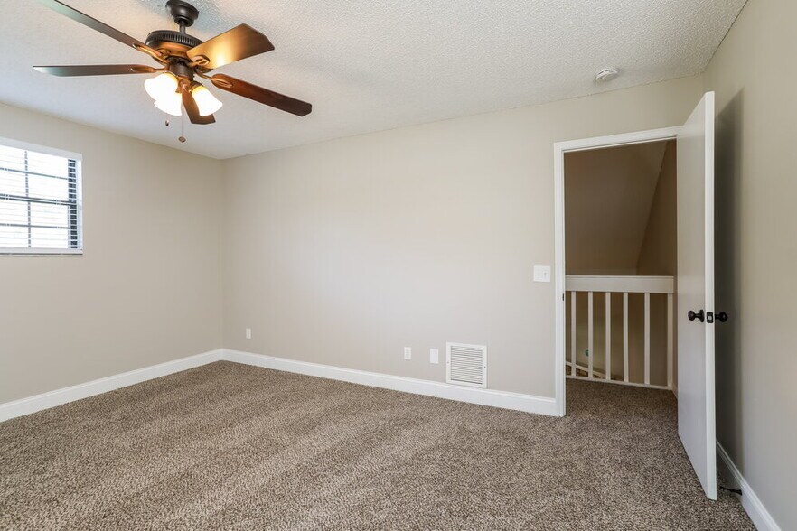 Building Photo - 6145 Island Forest Dr
