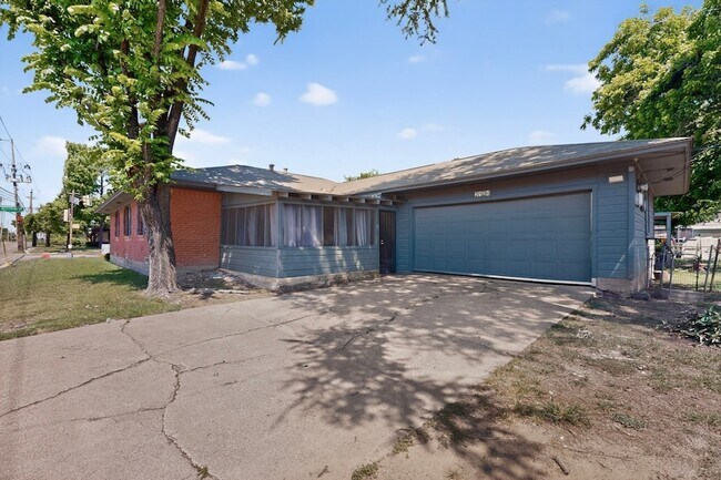 Building Photo - 2104 Hillburn Dr