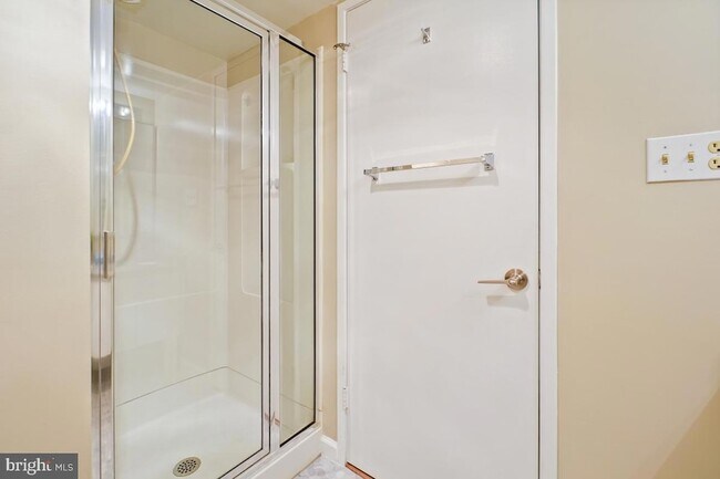 Building Photo - 15101 Interlachen Dr