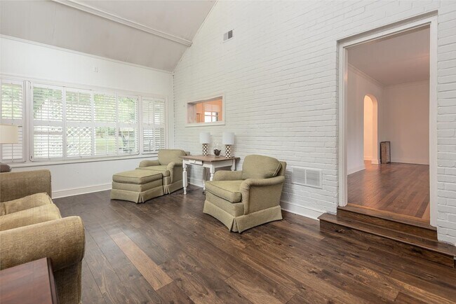 Building Photo - 537 Eastbourne Pl