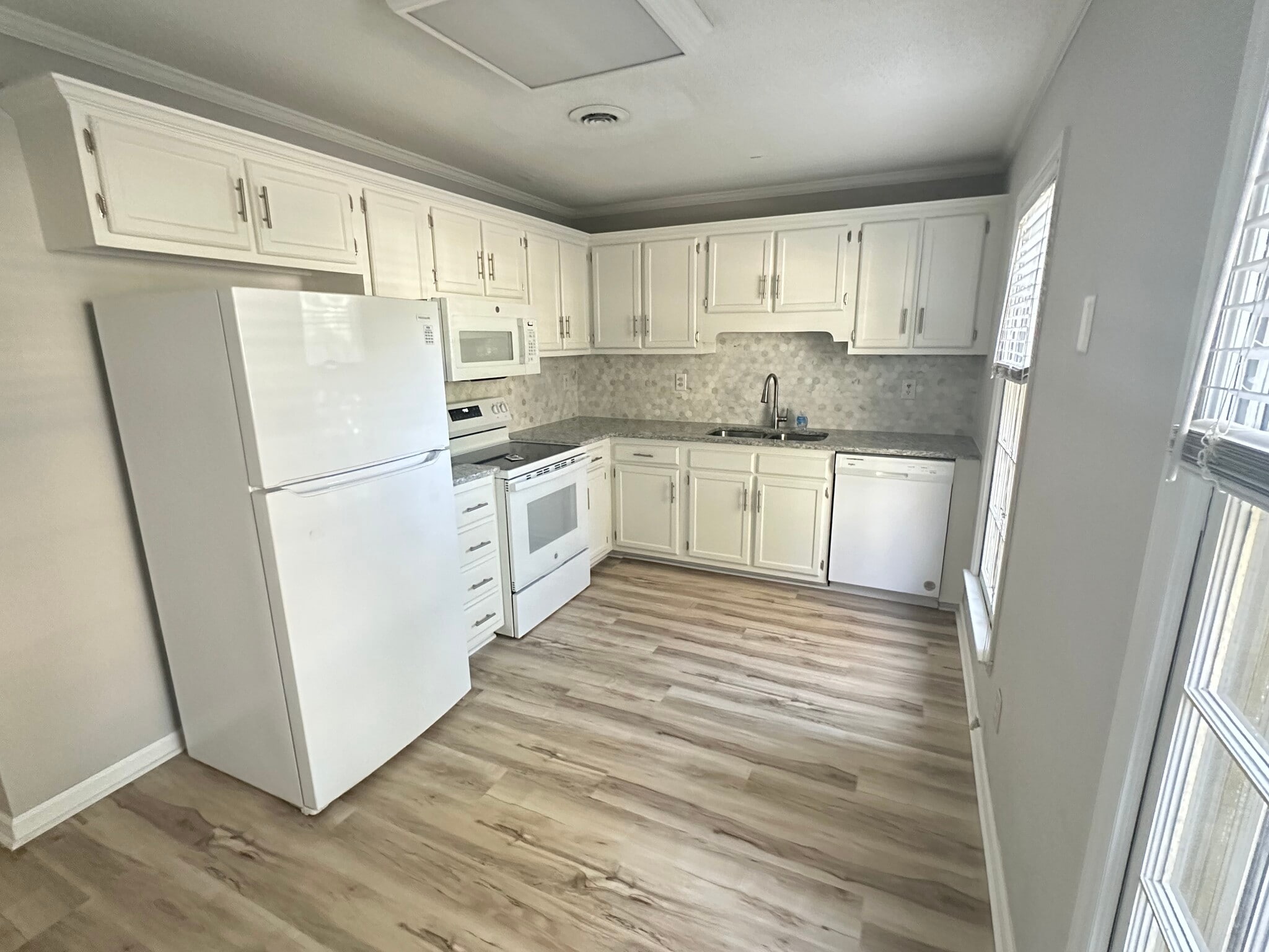 Newly updated kitchen - 910 Dolphin Ct