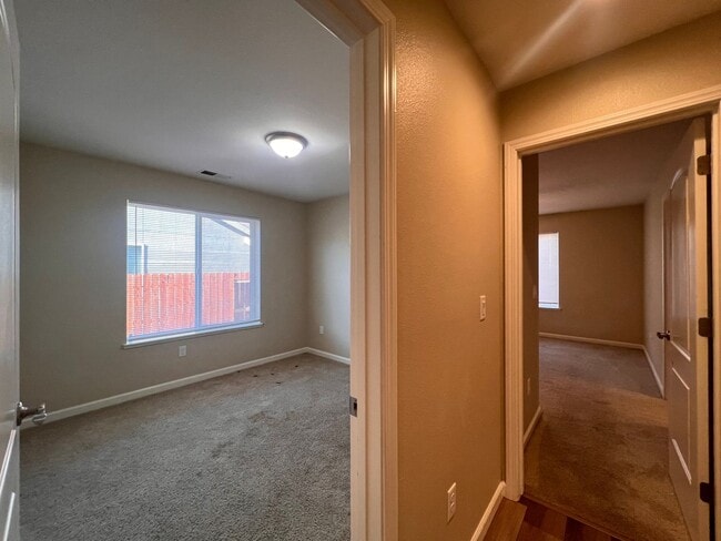 Building Photo - 4 Bedroom 2 Bathroom Fallon Home