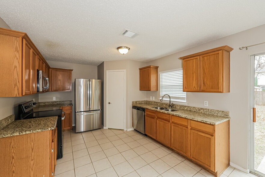 Building Photo - 6736 Meadowcrest Dr