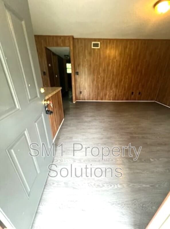 Building Photo - 1716 Green Oaks Dr SE