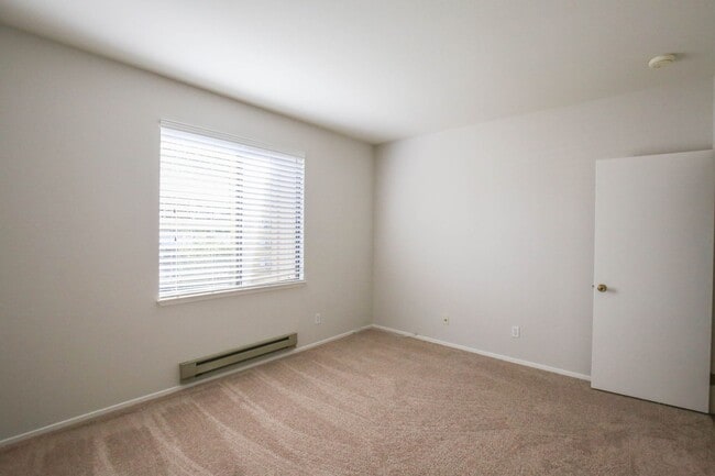 Building Photo - Richmond Marina Bay Condo In Gated Community