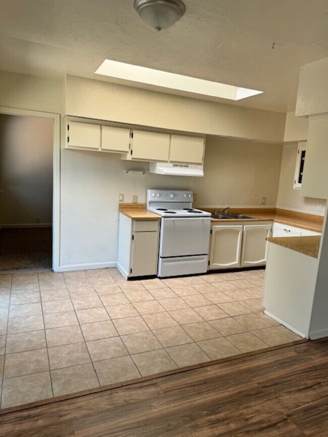 Building Photo - Cute 2 Bedroom in West Redding
