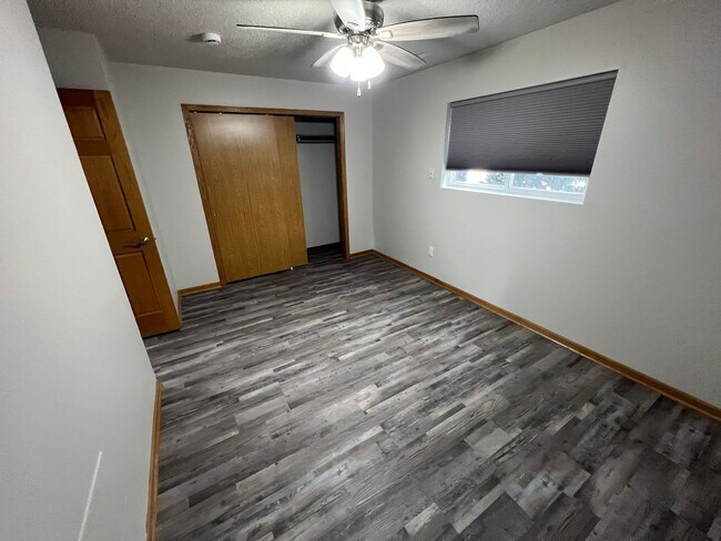 Building Photo - Garden-level 3 bedroom unit close to Sawyer Elementary