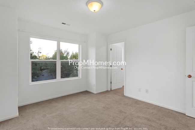 Building Photo - Spacious Townhome in Tanasbourne!