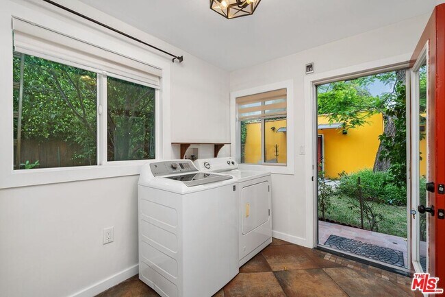 Building Photo - 828 N Crescent Heights Blvd