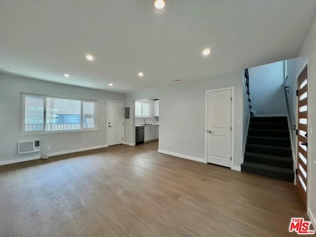 Building Photo - 903 S Barrington Ave