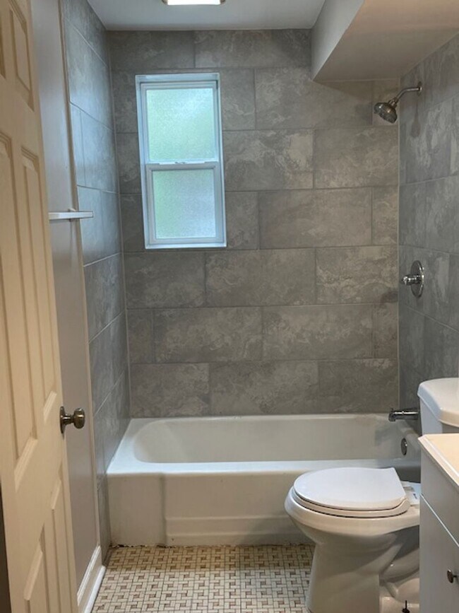 Building Photo - Updated Downstairs 2 Bedroom and 1 Bathroom Carriage House