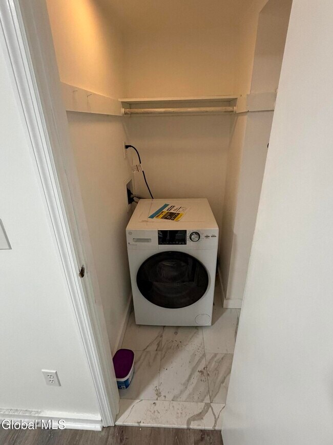 Building Photo - 58 S Swan St