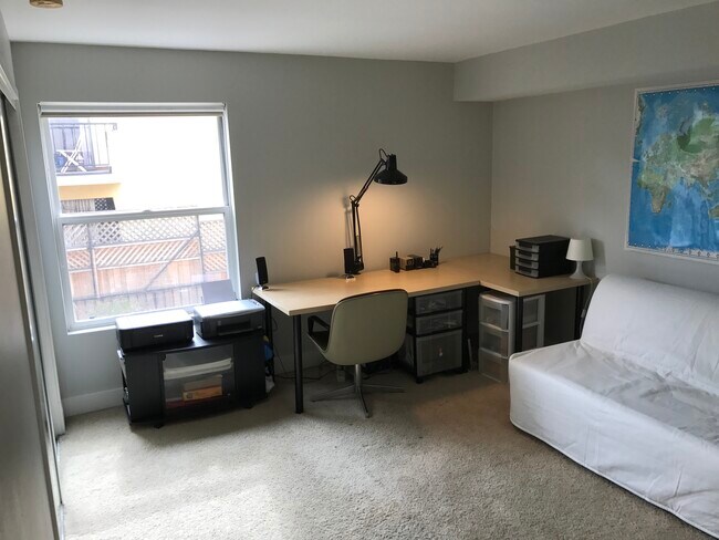 Building Photo - 1951 N Beachwood Dr