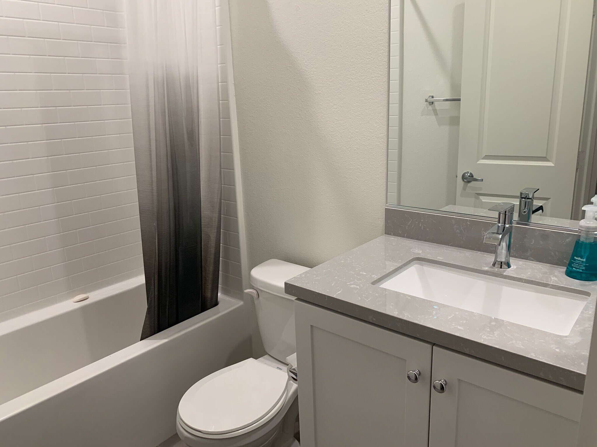 Shared full bathroom with tub. - 1434 Santa Victoria Road