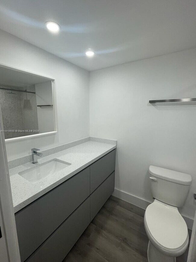 Building Photo - 3151 S Palm Aire Dr