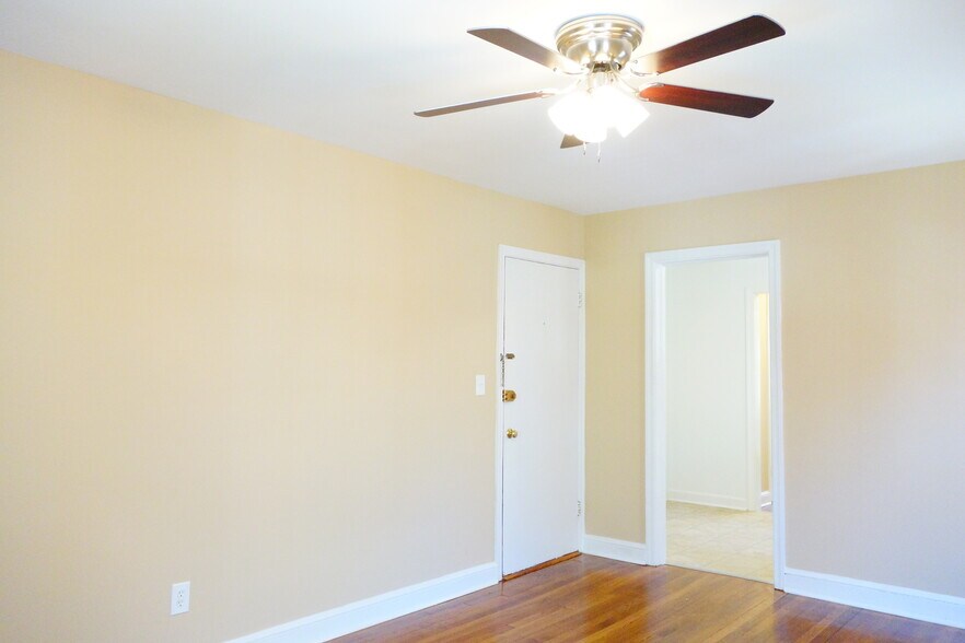 Building Photo - 812 Greenwood Cir