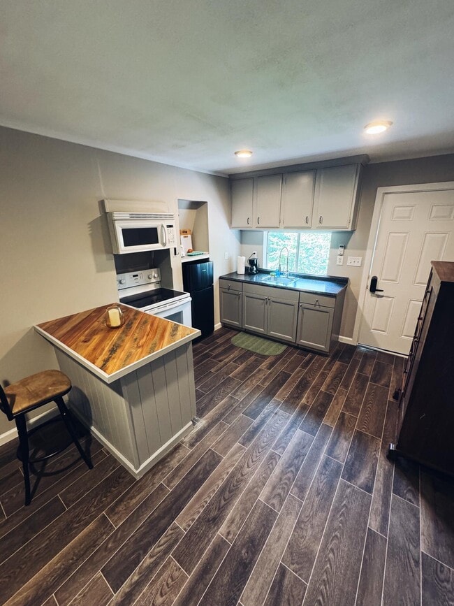 Building Photo - 474 Bob O Link Dr