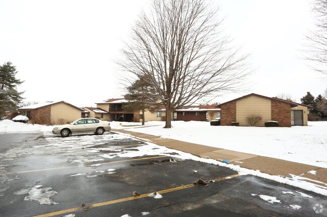 Building Photo - North Scott Villa