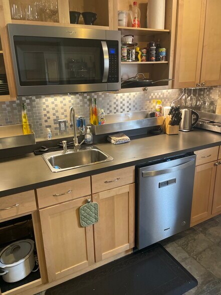 Building Photo - 1887 Hunters Dr