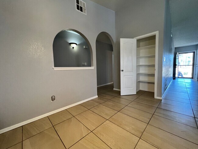 Building Photo - Beautiful East Side Home-Prime Location!