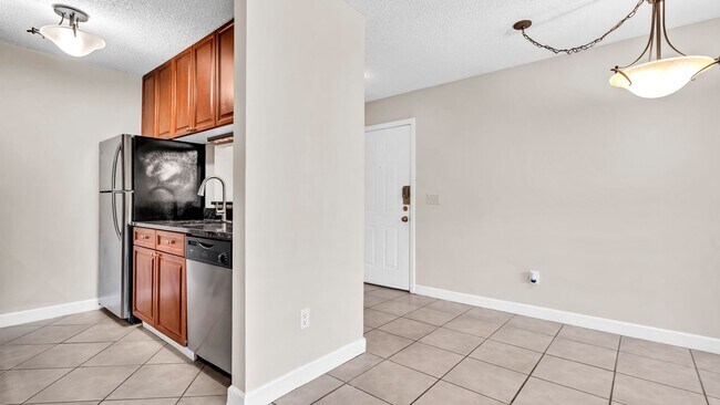 Building Photo - Charming 1BD/1BTH Ground Level Condo in St...