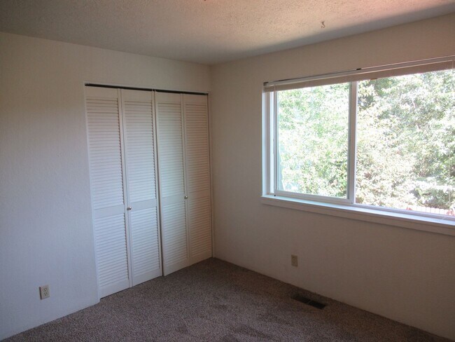 Building Photo - Nice Clean Two Bedroom w/ Private Backyard