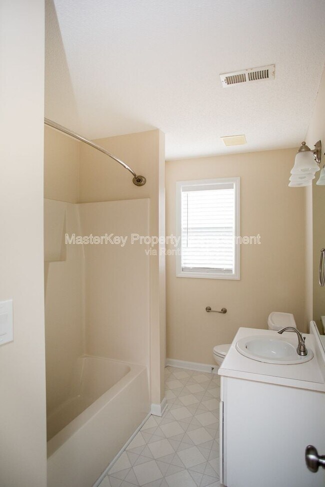 Building Photo - 208 Pointe Crest Ct