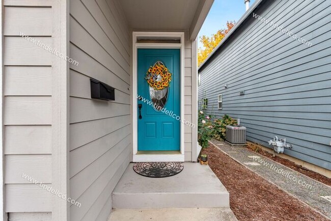 Building Photo - Charming 3-Bedroom Home with Attached Garage & Fenced Yard in North Portland - 1 MONTH FREE!