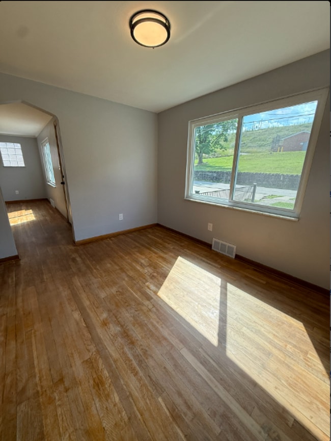 Building Photo - Adorable 3 Bedroom, 2 Bathroom Home with Garage & Off-Street Parking