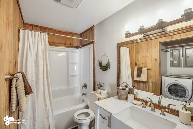 Main bathroom in the hallway - 1431 E Holland Ave