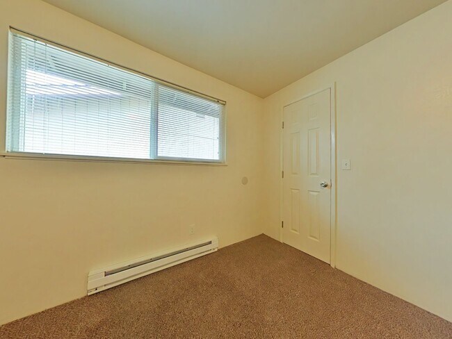 Building Photo - 2 Bedroom Apartment ~ Close to 9th Street ~ Small Pet Friendly