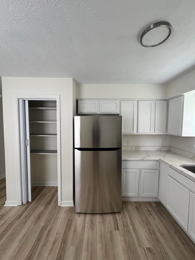 Building Photo - 425 Patrician Pl