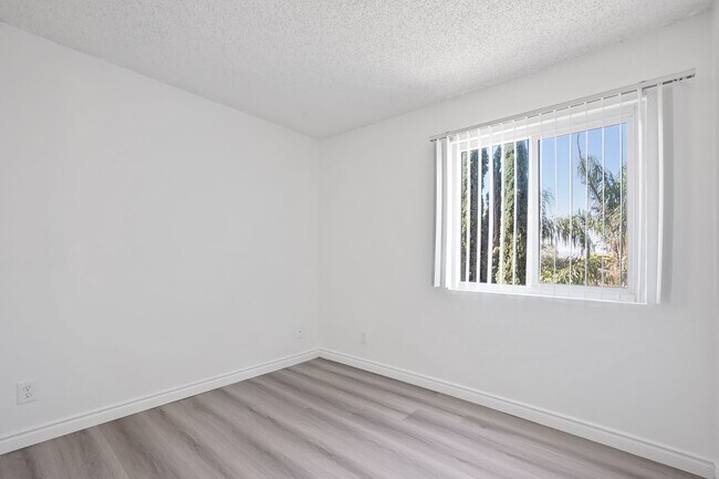 Building Photo - Updated 2BD/2BA Apartment IN SYLMAR