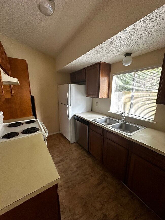 Building Photo - Bonifacio Properties (8000 Clydesdale Dr)