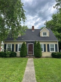 Building Photo - The Off-Campus Sweet Spot: 4 Beds, 2 Baths - Available August 1st!