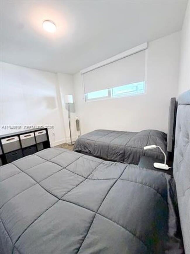 Building Photo - 9821 E Bay Harbor Dr