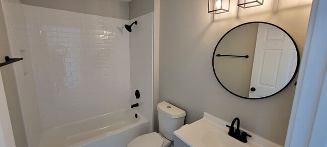 Building Photo - Spacious Two Bedroom home - Country Settin...