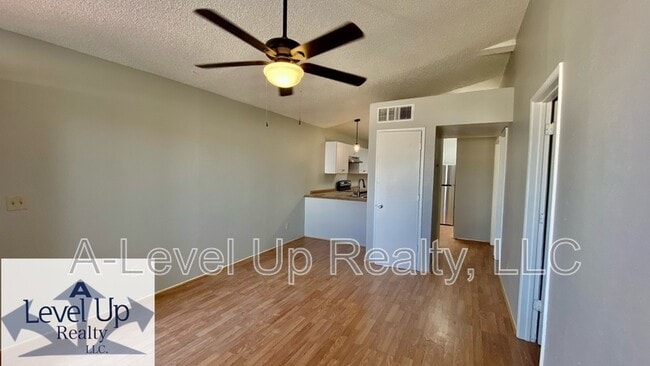 Building Photo - 419 E Thoroughbred St